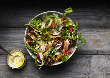 Skördesallad med gräddig dressing