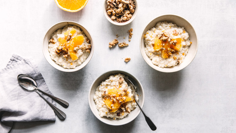 Ris-orangedessert med havre, honning og valnødder