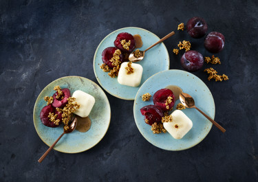 Vaniljeis med bagte blommer og knas