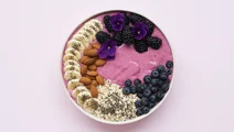 Smoothie bowl met skyr, blauwe bessen en chia zaad