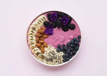 Smoothie bowl met skyr, blauwe bessen en chia zaad