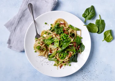 Spaghetti med bacon og asparges