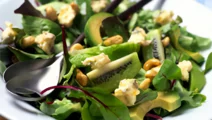 Fruktig sallad med ost och nötter