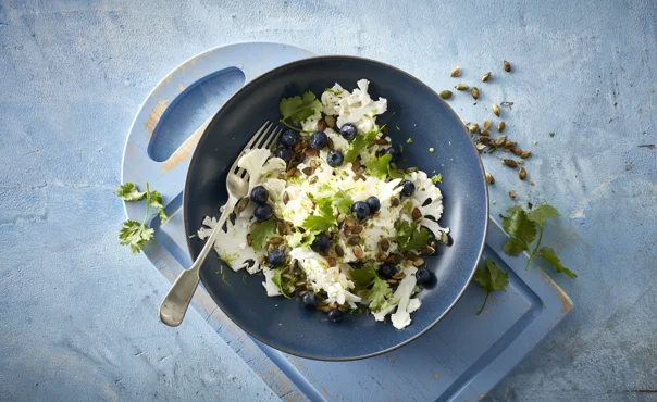 Fersk blomkål, lime og blåbær.