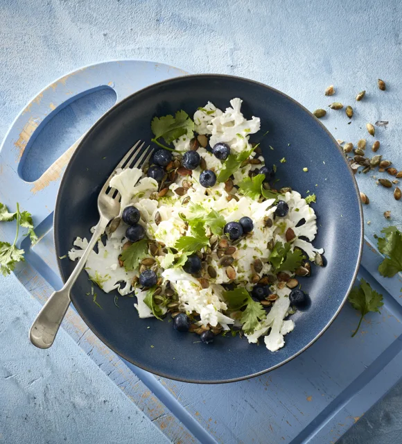 Frischer Blumenkohl mit Limette und Heidelbeeren