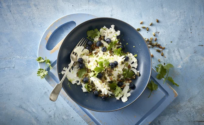 Frischer Blumenkohl mit Limette und Heidelbeeren