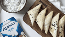 Tiropitas griegas con tzatziki y Apetina