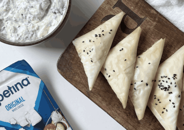 Tiropitas griegas con tzatziki y Apetina