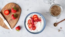 Aardbei en gebakken rabarber als topping voor Skyr