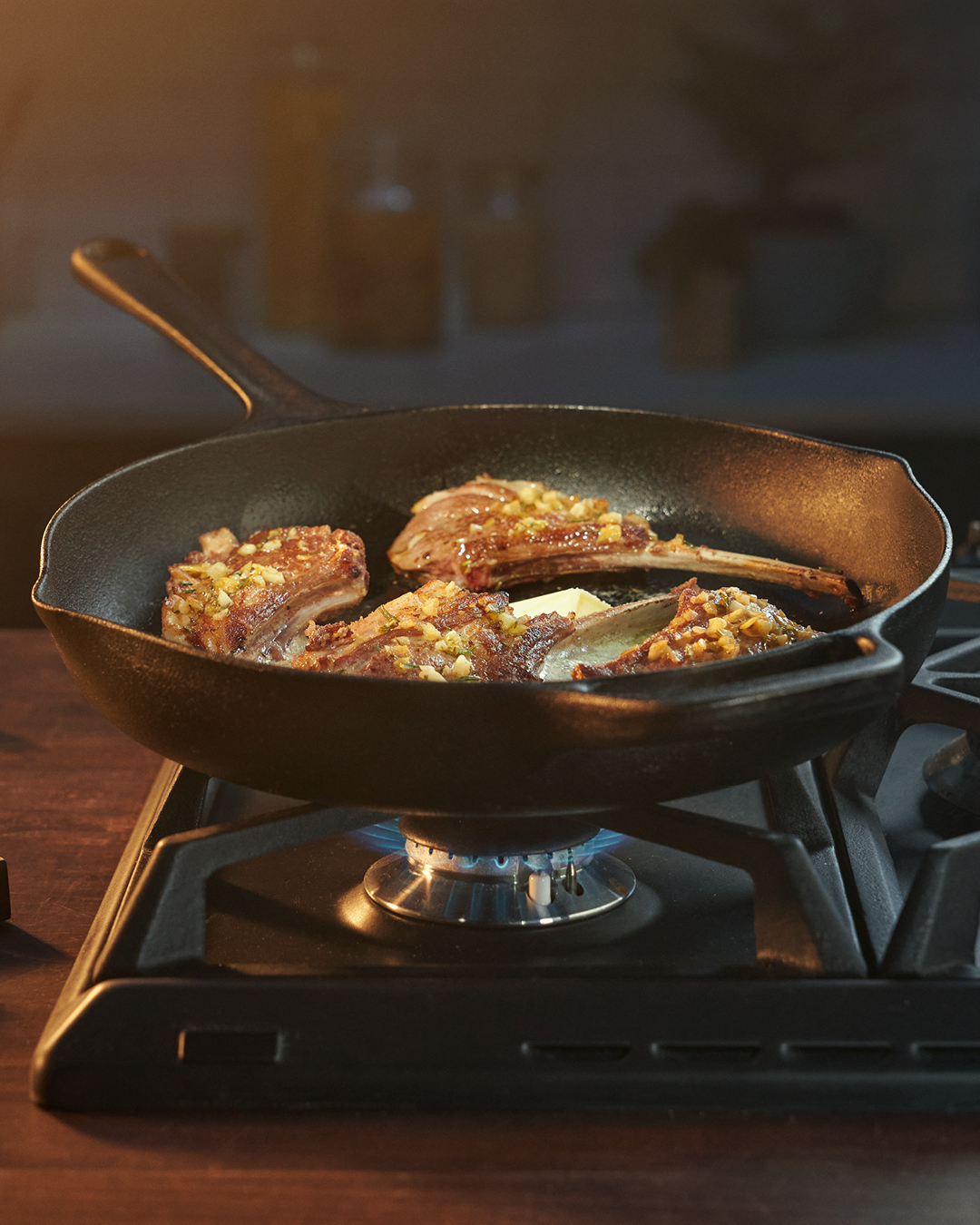Costolette di agnello in padella con rosmarino e aglio