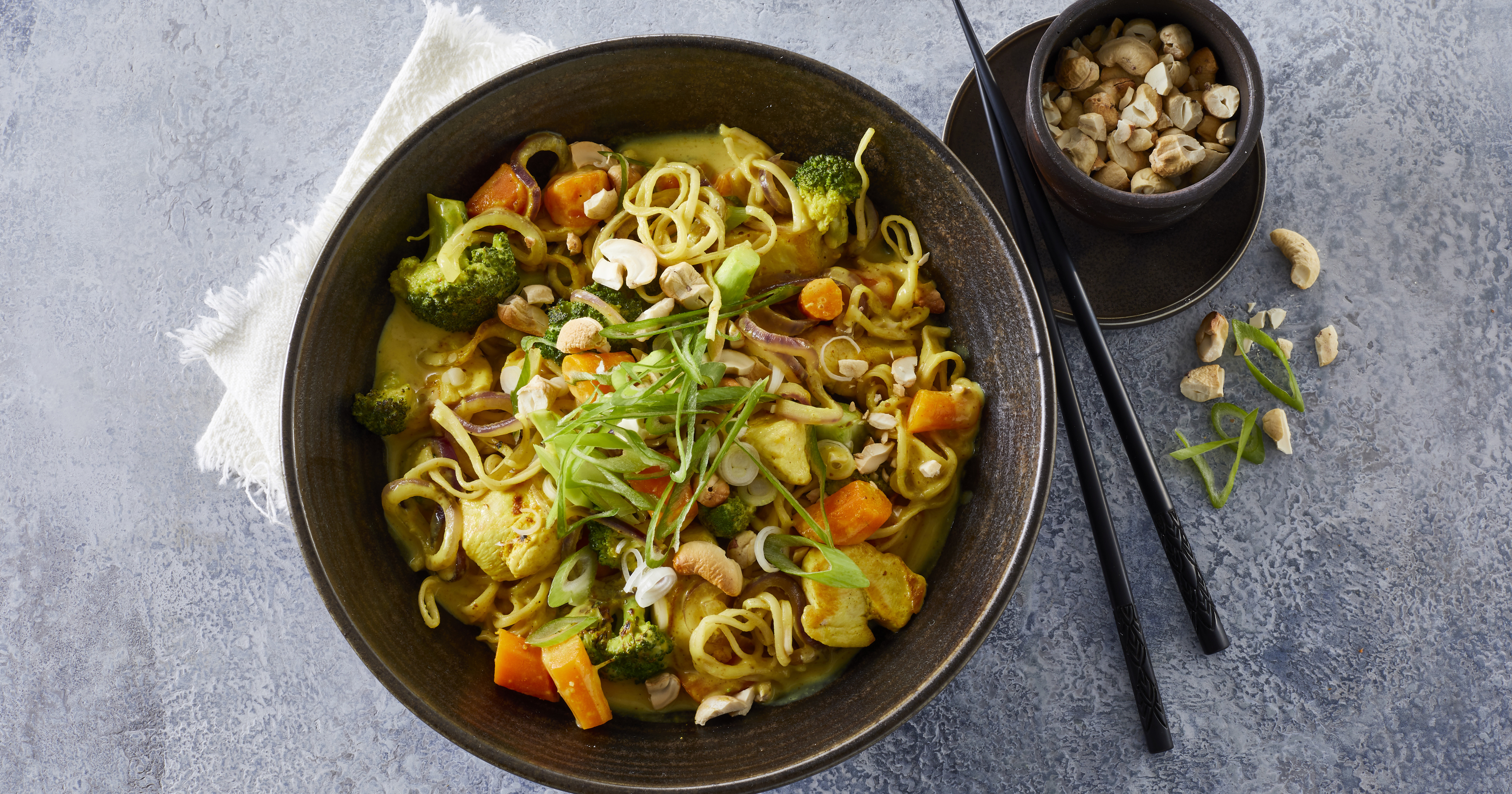 Wok med kylling, nudler og grøntsager