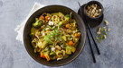 Wok med kylling, nudler og grøntsager
