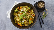 Wok med kylling, nudler og grøntsager