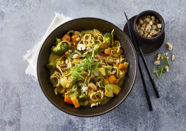 Wok med kylling, nudler og grøntsager