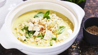 Thaisoppa med tofu och nudlar