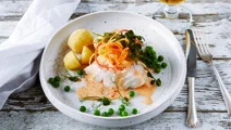 Torsk med morotssås, svarvade morötter, ärter och potatis.