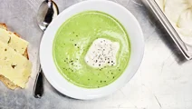 Grön ärtsoppa med vispad syrad grädde