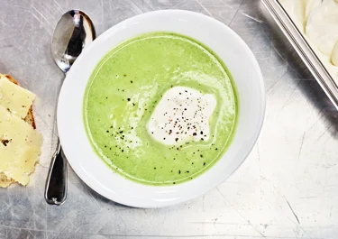 Grön ärtsoppa med vispad syrad grädde