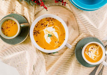 Σούπα βελουτέ γλυκοπατάτας με τυρί κρέμα και μπούκοβο