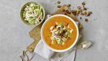 Tomatsuppe med cremet, sprød topping