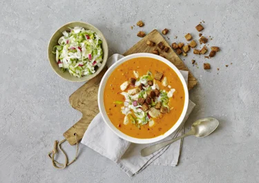 Tomatsuppe med cremet, sprød topping
