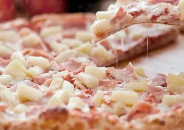 Pizza con piña y Arla Pizza Light rallado