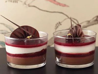 En modern variant av den klassiska internationella Schwarzwaldtårtan i glas. På en seg browniebotten ligger ett lager av krämig pannacotta, körsbärsgelé, hasselnötsdacquoisebotten och mousse på kvarg.
