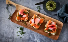 NORDISCHES OFFENES SANDWICH MIT FRISCHKÄSE
