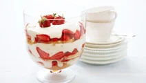 Trifle cake med jordgubbar
