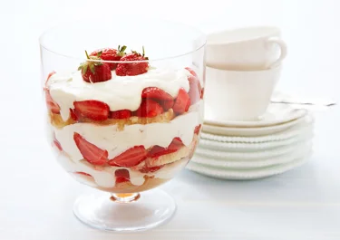 Trifle cake med jordgubbar