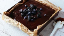 Glutenfri blackbean brownie med fudgeglasyr och bär