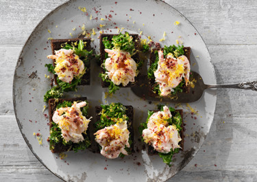 Julskagen med grönkål och rosépeppar