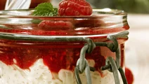 Milchreis mit Cassis-Himbeeren
