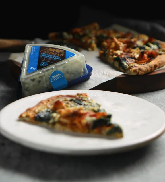 Pizza au poulet barbecue et au fromage bleu danois