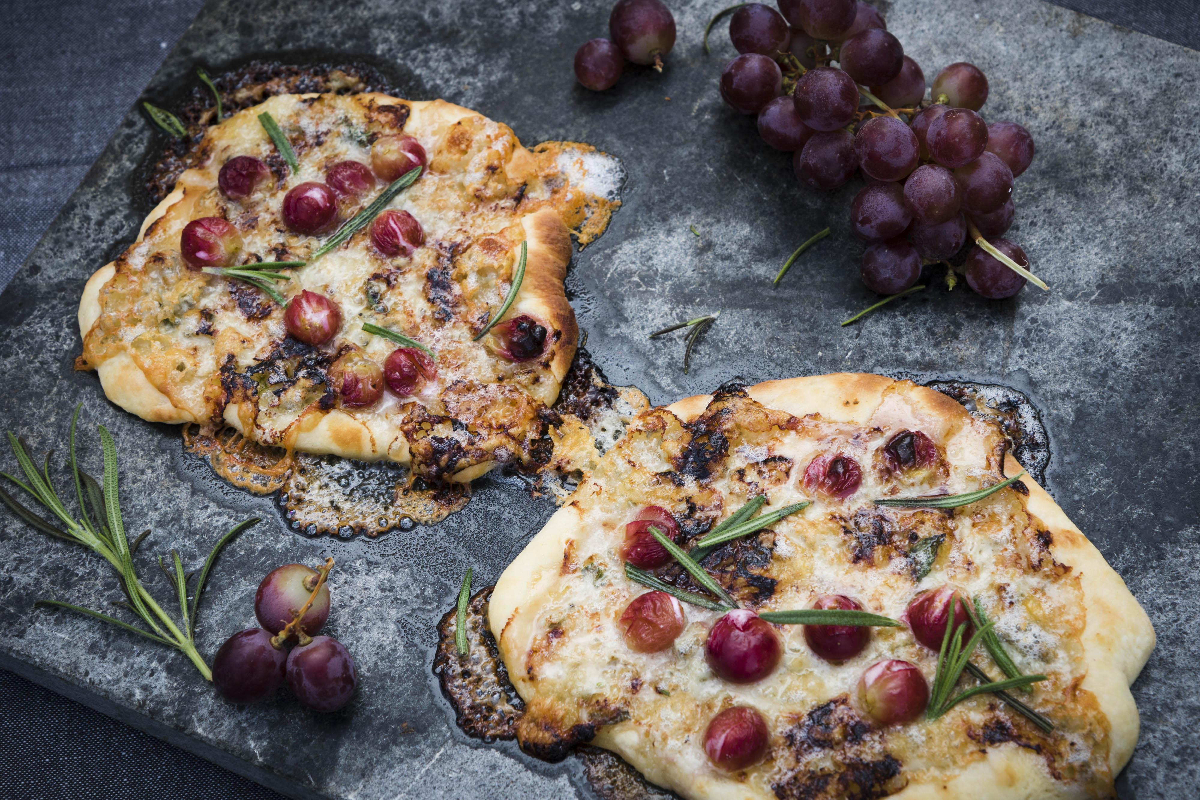 Gorgonzolapizza med vindruvor och honung