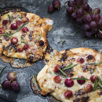 Pizza bianco med gorgonzola, vindruvor och honung