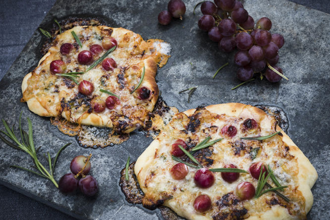 Pizza bianco med gorgonzola, vindruvor och honung