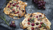 Gorgonzolapizza med vindruvor och honung