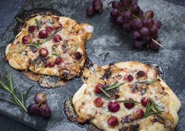 Gorgonzolapizza med vindruvor och honung