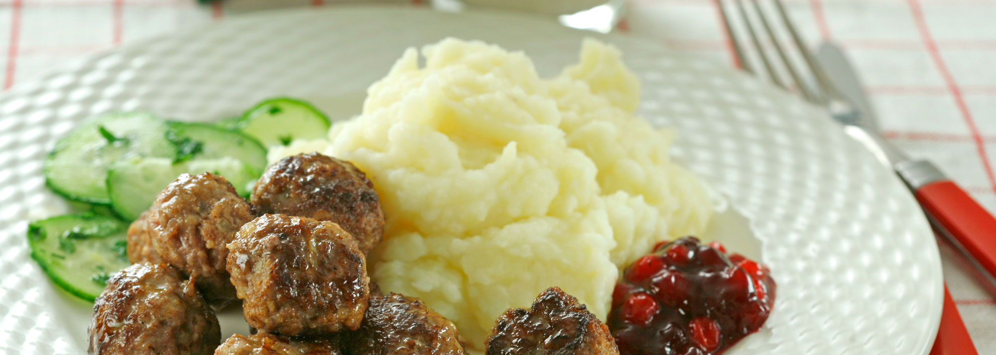 Köttbullar med potatismos - svenske kødboller med kartoffelmos