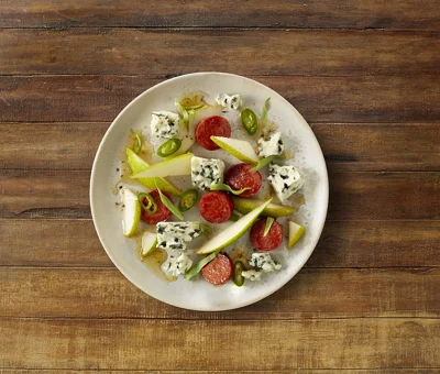 Danablu med chorizo, pære og chili/lime-sirup