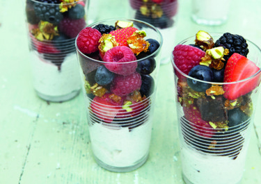 Bærsalat med brownie, skyrcreme og pistaciekrokant