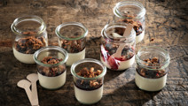 Pannacotta med svarta vinbär och smörrostad kavring