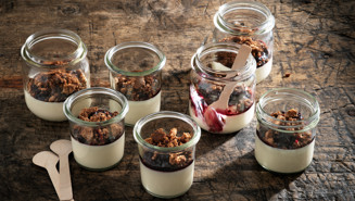 Pannacotta med svarta vinbär och smörrostad kavring