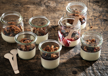 Pannacotta med svarta vinbär och smörrostad kavring