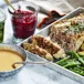 Klassisk köttfärslimpa med krämig gräddsås och pressgurka
