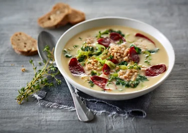 Kartoffelsuppe med spinat, perlespelt og chorizo