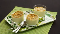 Gräddfilspannacotta med passionsfrukt