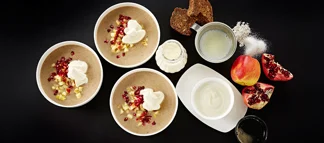 Kør-om kold øllebrød med kærnemælk, flødeskum, granatæble og friske æbletern