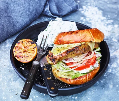 Gegrilltes Filetsteak mit Tsatsiki und weißen Zwiebeln